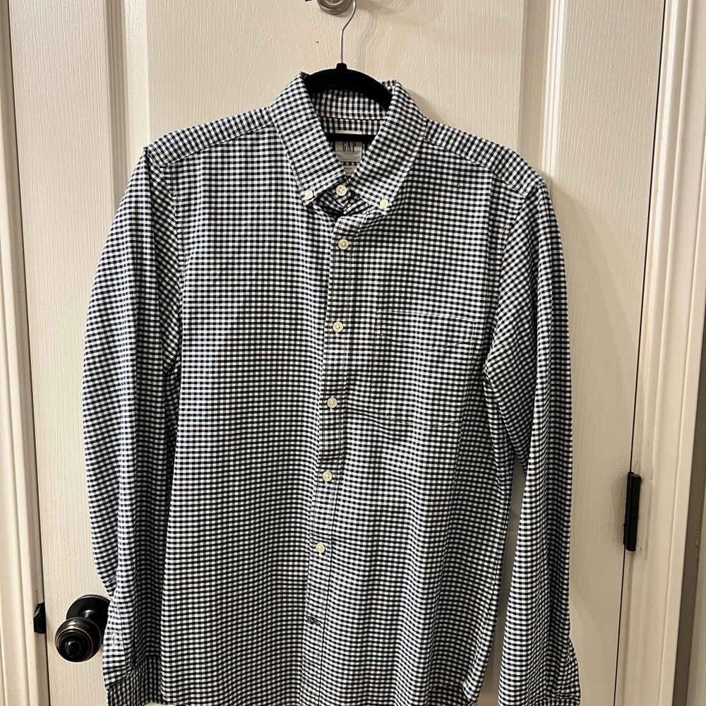 GAP Black and White Checkered Men's Button Down Shirt.  Size S